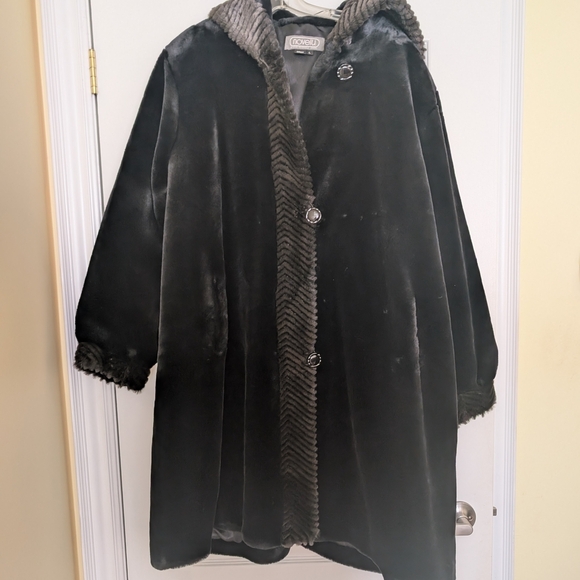 Luxurious Black Coat with Faux Fur Trim - Picture 1 of 9